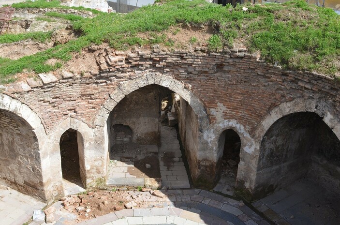 Kahramanamaraş'ta depremin ardından tarihi caminin dairesel pencereleri ortaya çıktı