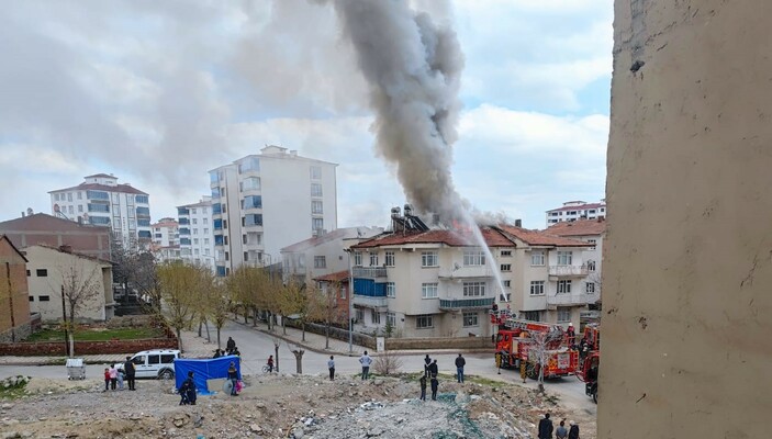 Elazığ'da çatı yangını, büyümeden söndürüldü