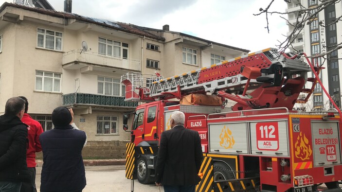 Elazığ'da çatı yangını, büyümeden söndürüldü