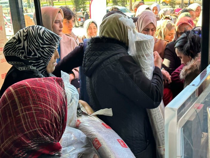 Elazığ'da bayram öncesi mağaza açılışı yaptı: İndirimli ürünler izdiham yaşattı