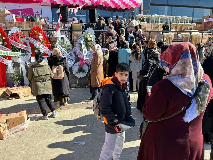 Elazığ'da bayram öncesi mağaza açılışı yaptı: İndirimli ürünler izdiham yaşattı