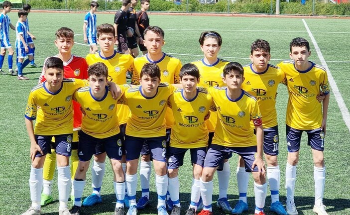 U14 maçında yönetici hakeme kafa attı, mücadele tatil edildi