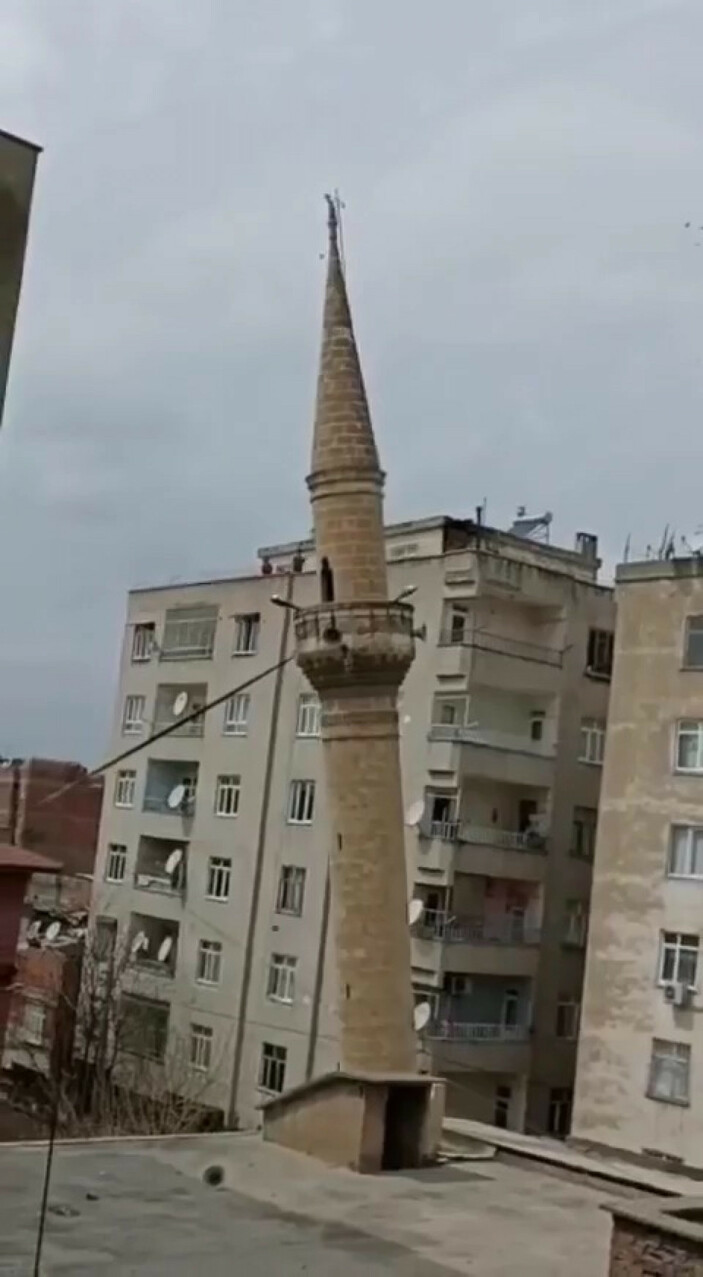 Depremde hasar gören cami minaresine kontrollü yıkım #3