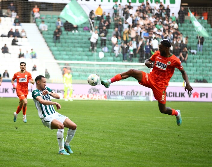 Giresunspor, 2-0 geriye düştüğü maçta Alanyaspor'la berabere kaldı