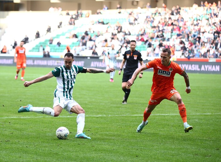 Giresunspor, 2-0 geriye düştüğü maçta Alanyaspor'la berabere kaldı