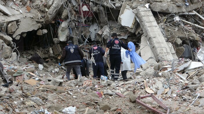 Malatya’da depremde yıkılan binanın enkazında erkek cesedi bulundu