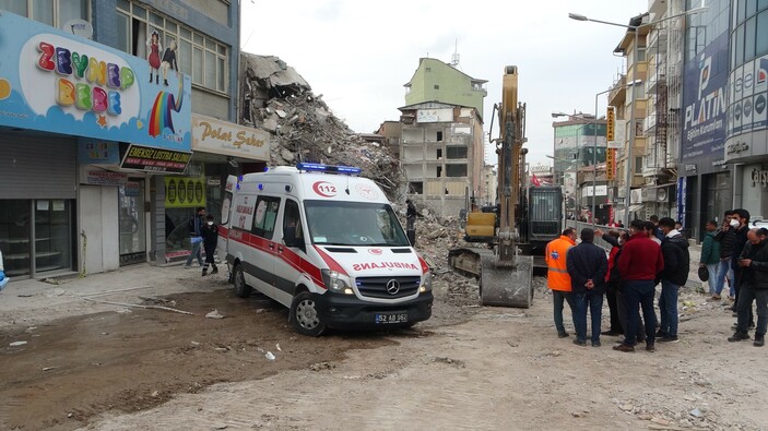 Malatya’da depremde yıkılan binanın enkazında erkek cesedi bulundu