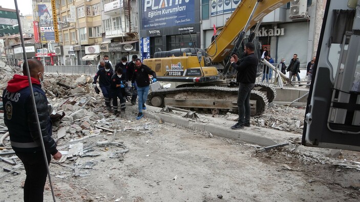 Malatya’da depremde yıkılan binanın enkazında erkek cesedi bulundu