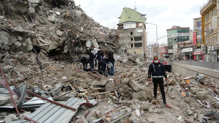 Malatya’da depremde yıkılan binanın enkazında erkek cesedi bulundu