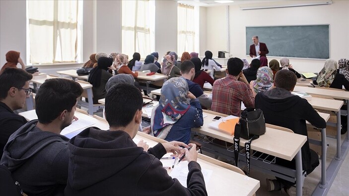 Üniversitelerde isteyen öğrenciler için yüz yüze eğitim başlıyor