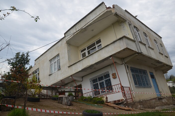 Ordu'da heyelan yaşandı! Bir ev yan yattı