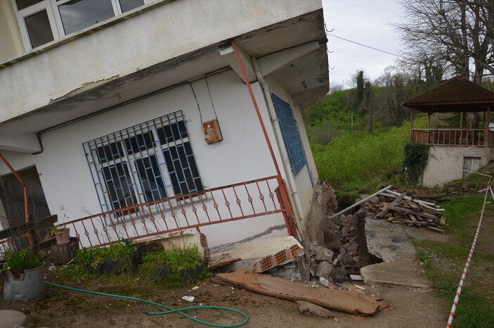 Ordu'da heyelan yaşandı! Bir ev yan yattı