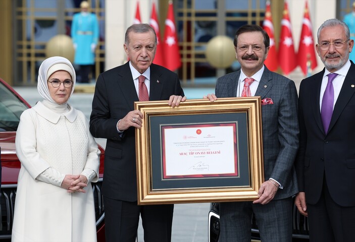 Cumhurbaşkanı Erdoğan'a ilk Togg'un teslim töreninden tarihi kareler