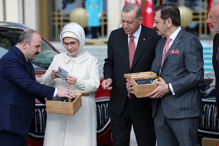 Cumhurbaşkanı Erdoğan'a ilk Togg'un teslim töreninden tarihi kareler