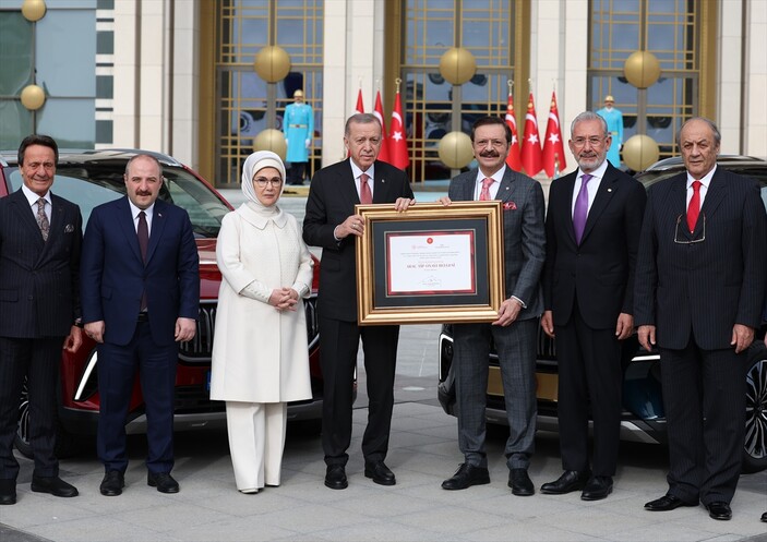 Cumhurbaşkanı Erdoğan'a ilk Togg'un teslim töreninden tarihi kareler