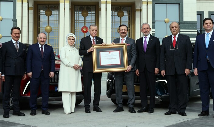 Cumhurbaşkanı Erdoğan'a ilk Togg'un teslim töreninden tarihi kareler