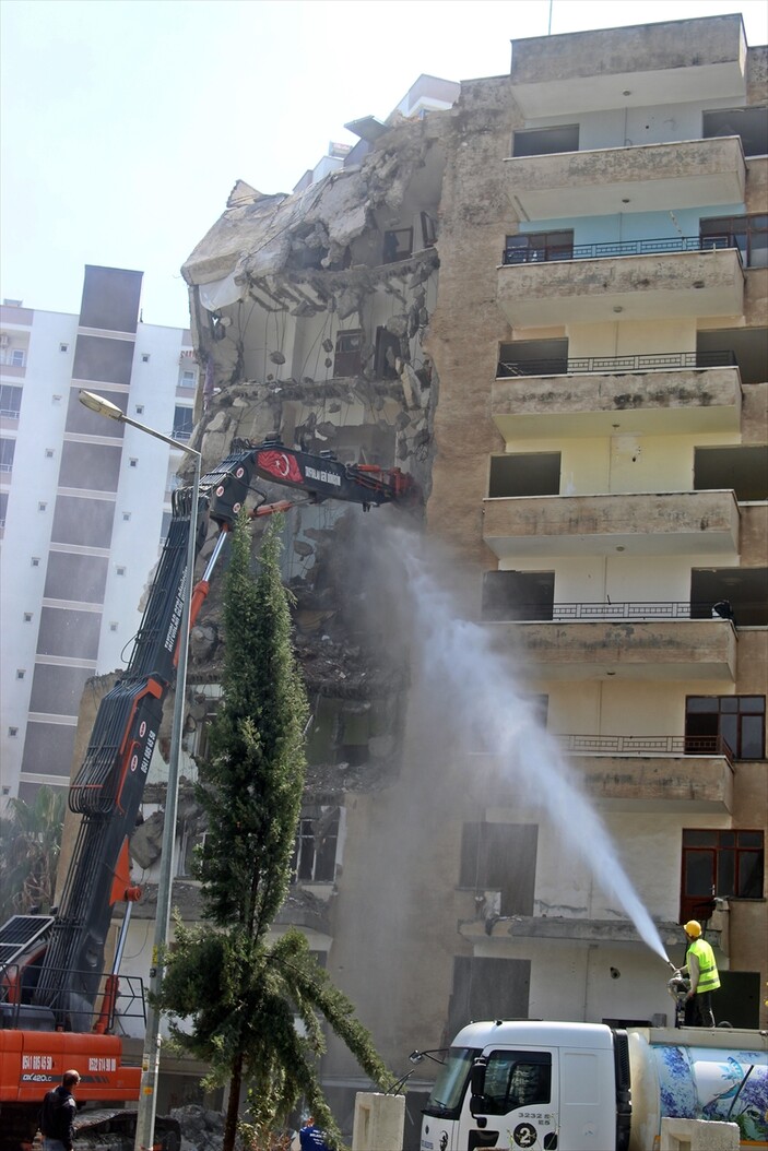 Mersin'de deprem nedeniyle 8 katlı bina hasar gördü! Kontrollü olarak yıkımına başlandı