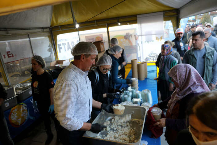 ABD Büyükelçisi Jeff Flake Gaziantep'te iftarda yemek dağıttı