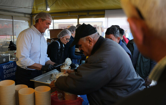 ABD Büyükelçisi Jeff Flake Gaziantep'te iftarda yemek dağıttı