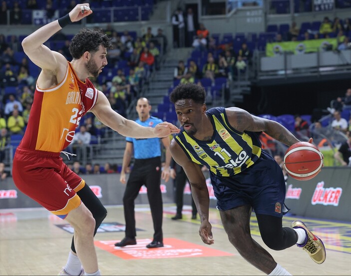 Fenerbahçe basketbol derbisinde Galatasaray'ı farklı yendi