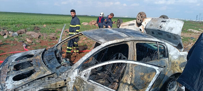 Diyarbakır'da sürücüleri yarışan hafif ticari araç ile otomobil çarpıştı: 5 yaralı #2