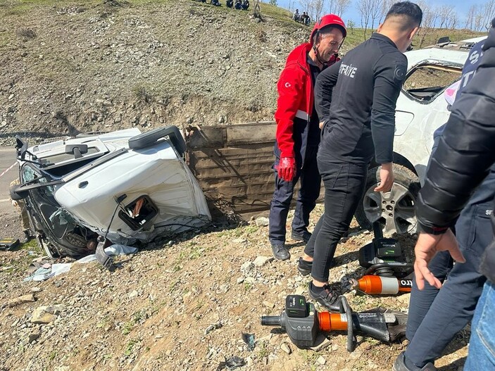 Şırnak'ta tır ile hafif ticari araç çarpıştı: 3 ölü