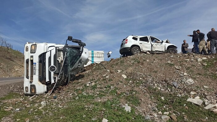 Şırnak'ta tır ile hafif ticari araç çarpıştı: 3 ölü