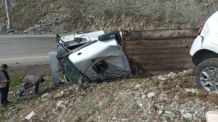 Şırnak'ta tır ile hafif ticari araç çarpıştı: 3 ölü