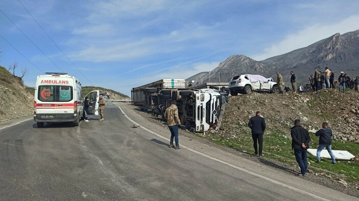 Şırnak'ta tır ile hafif ticari araç çarpıştı: 3 ölü