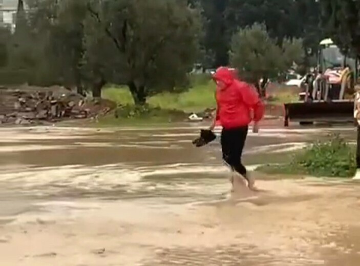 İzmir'de sağanak yağış etkisini gösterdi! Vatandaşlar yolda kaldı