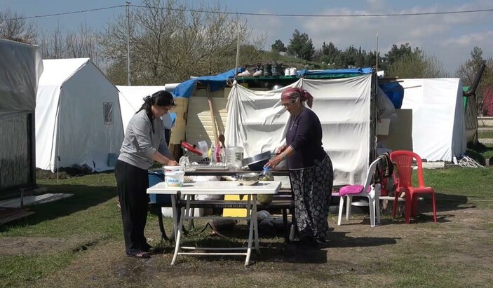 Depremin vurduğu Türkoğlu ilçesinde temeli atılan köy evleri afetzedeleri heyecanlandırıyor