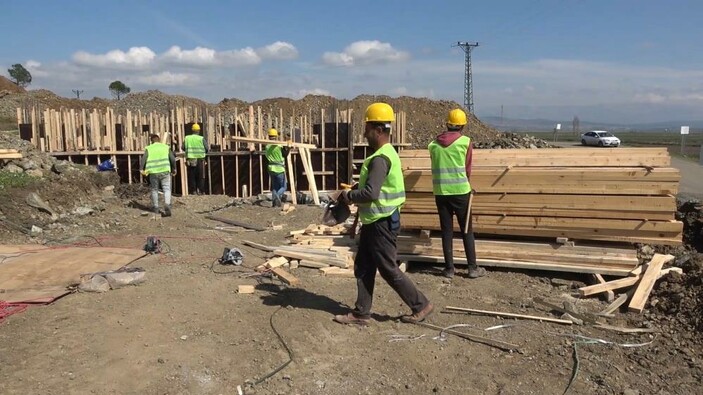 Depremin vurduğu Türkoğlu ilçesinde temeli atılan köy evleri afetzedeleri heyecanlandırıyor