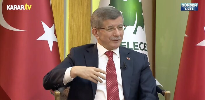 Ahmet Davutoğlu, seccadeye basan Kemal Kılıçdaroğlu'nu savundu