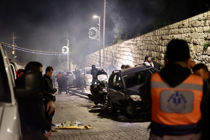 İsrail polisinden yeni baskın! Filistinliler sabah namazını Mescid-i Aksa'nın kapılarında kıldı