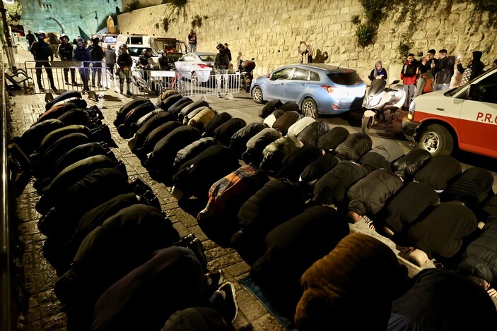 İsrail polisinden yeni baskın! Filistinliler sabah namazını Mescid-i Aksa'nın kapılarında kıldı