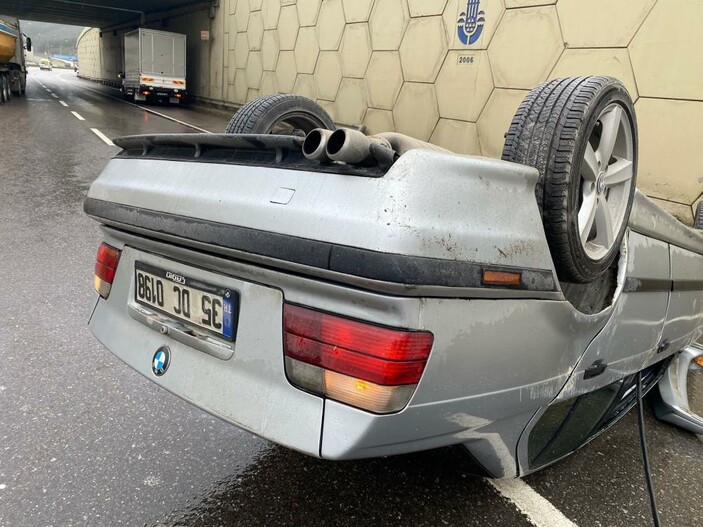 Çekmeköy’de kamyonetle çarpışan otomobil takla attı: 1 yaralı