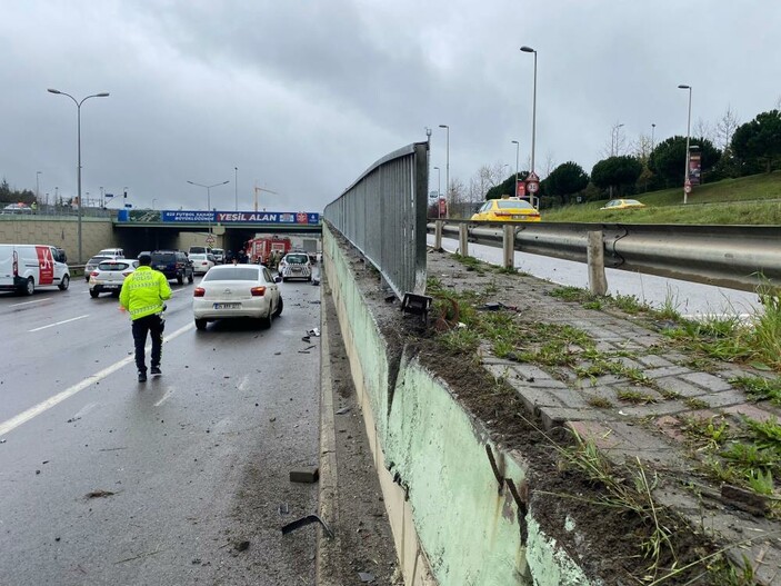 Çekmeköy’de kamyonetle çarpışan otomobil takla attı: 1 yaralı