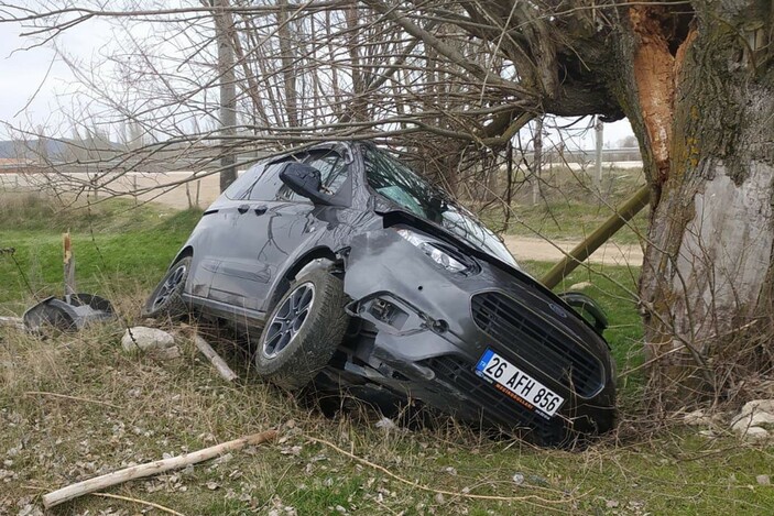 Afyonkarahisar'da ağaca çarpan araç sürücüsü yara almadı