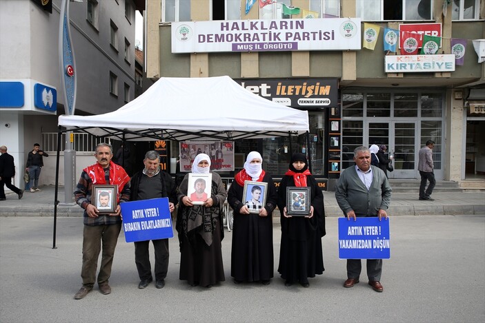 Muşlu ailelerin evlat nöbeti devam ediyor: HDP önünde 'Halk düşmanı parti' pankartı açtılar