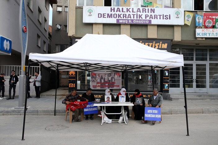 Muşlu ailelerin evlat nöbeti devam ediyor: HDP önünde 'Halk düşmanı parti' pankartı açtılar