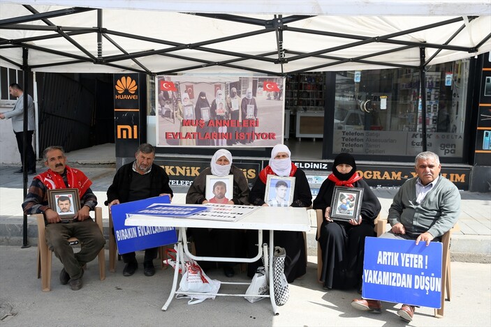 Muşlu ailelerin evlat nöbeti devam ediyor: HDP önünde 'Halk düşmanı parti' pankartı açtılar