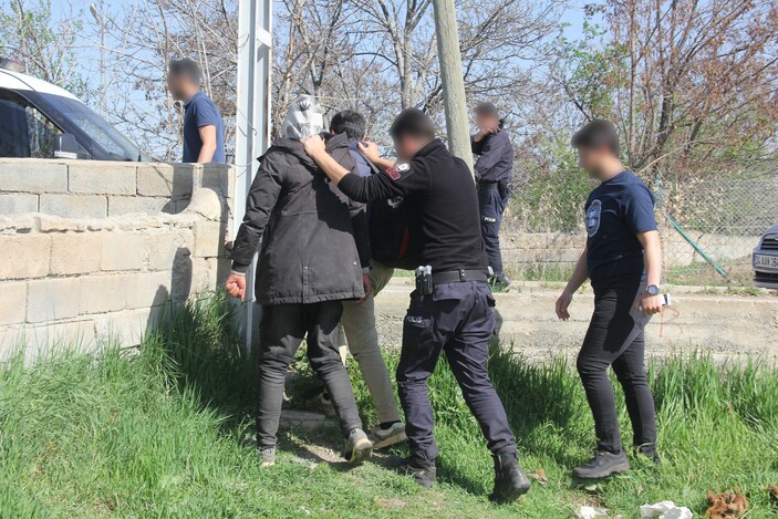 Erzincan'da polis kaçak göçmen kovaladı