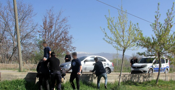 Erzincan'da polis kaçak göçmen kovaladı