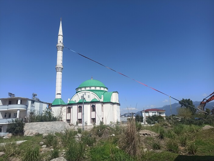 Osmaniye'de hasarlı minare halatla yıkıldı