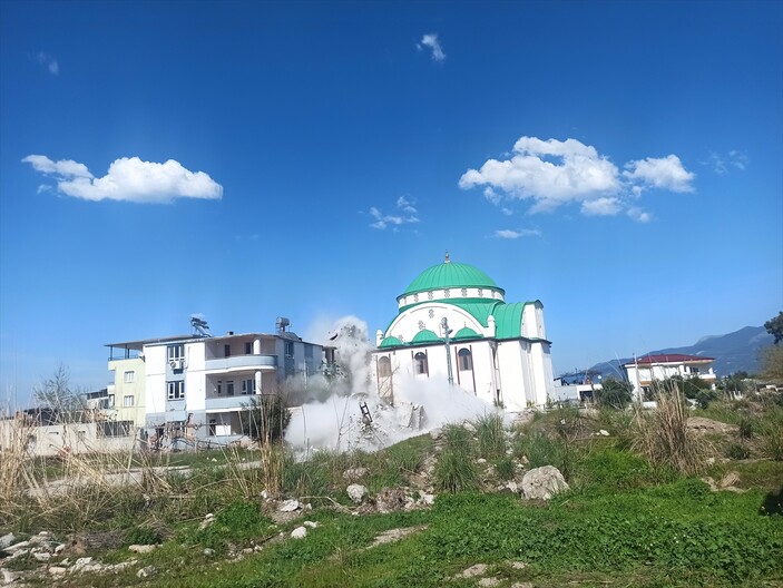 Osmaniye'de hasarlı minare halatla yıkıldı