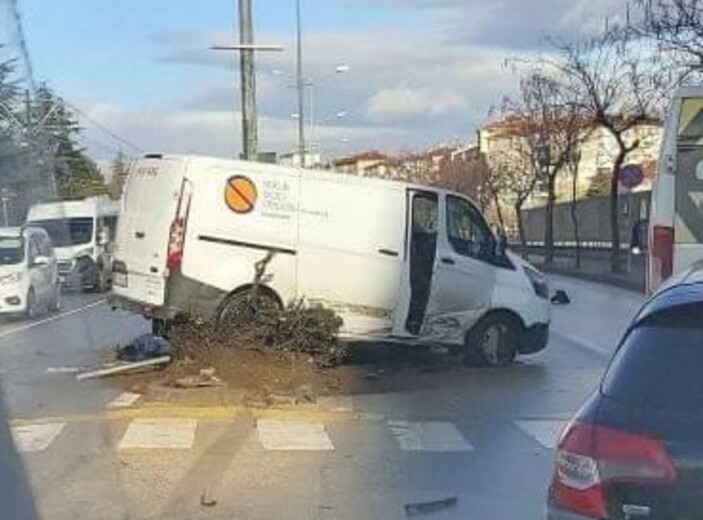 Eskişehir'de minibüsle otomobil çarpıştı