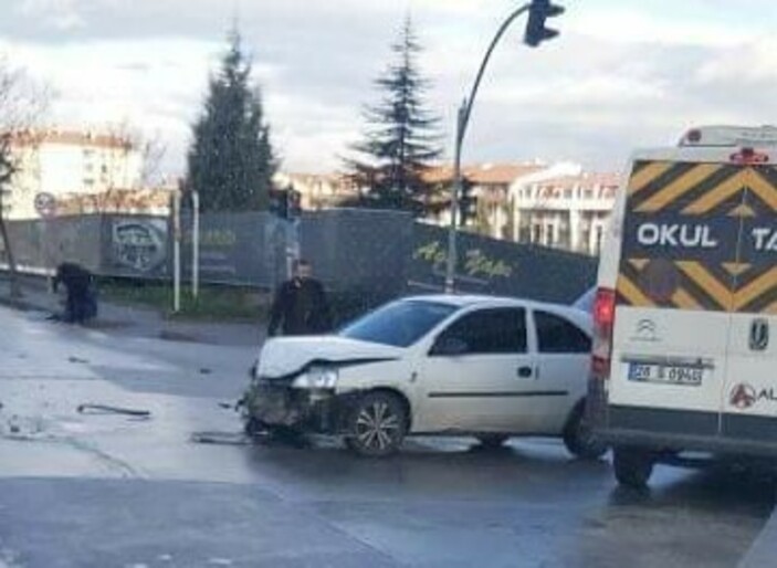 Eskişehir'de minibüsle otomobil çarpıştı