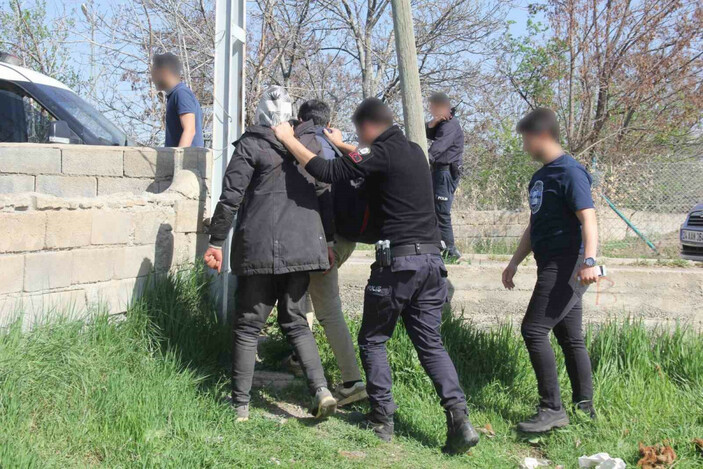 Kaçak göçmenler kaçtı polis kovalayarak yakaladı #2