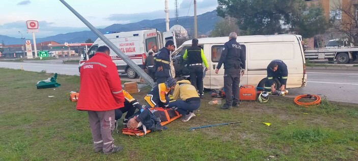 Çorum'da direğe çarpan aracın içinde sıkışan sürücüyü köpeği yalnız bırakmadı