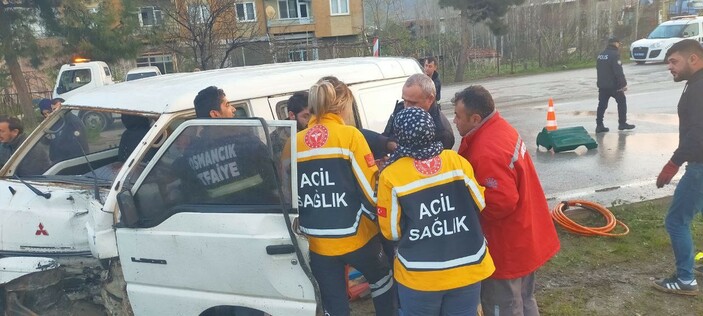 Çorum'da direğe çarpan aracın içinde sıkışan sürücüyü köpeği yalnız bırakmadı